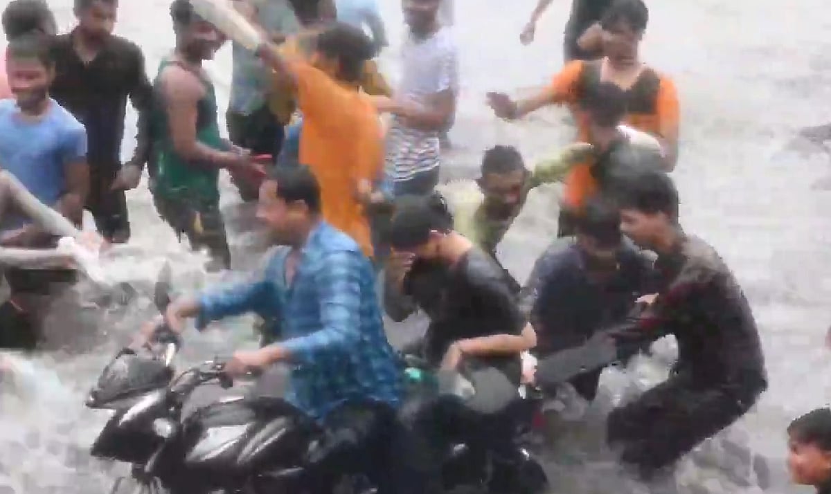 X : Lucknow Groping case: screengrab from viral video